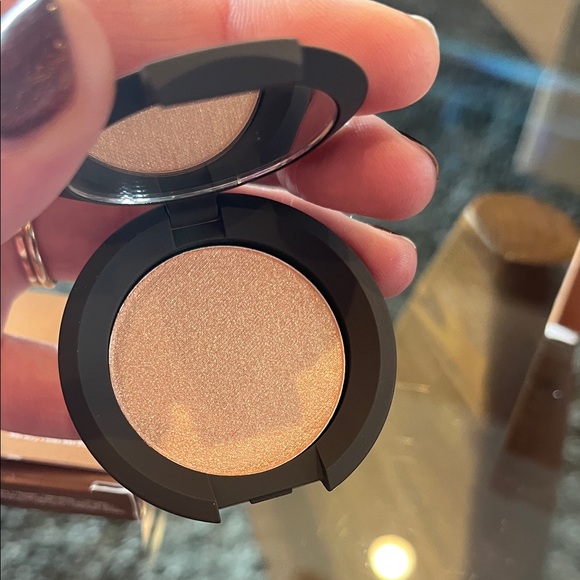 BECCA Bronze Glow Highlighter Compact - Picture 4 of 8